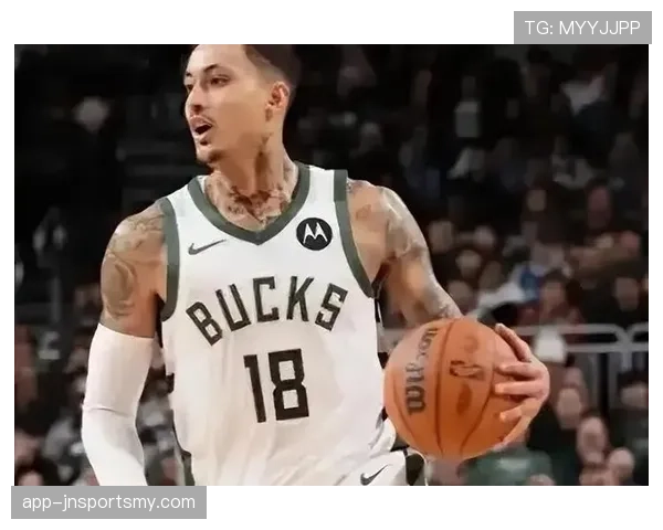 库兹马通过高效无球跑动提升团队三分威胁，拉开阵容空间明显优于队友