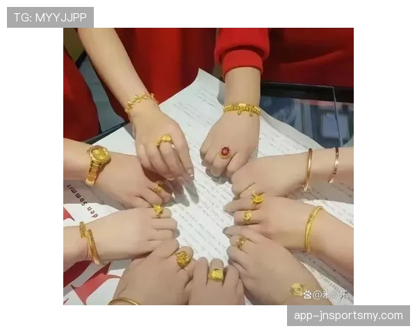 杜丽家里那口金饭碗是不是光看她手上的戒指就知道了？