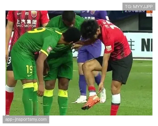 裁判如何判定足球中的蹬踏犯规？动作标准全解析