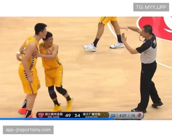 进攻犯规的判罚标准与裁判执行规则解析